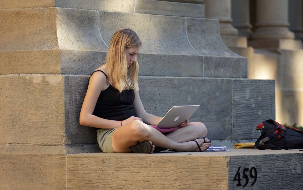 Fotografia de una joven estudiante trabajando con un ordenador portátil en la Universidad de Stanford (EEUU)