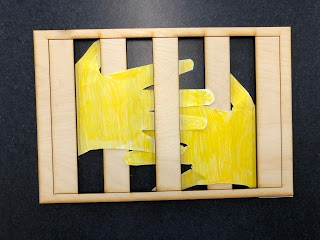 Las barras fueron diseñadas y luego cortadas de abedul báltico usando el cortador láser para crear barras de prisión. Las manos amarillas representan al narrador que intenta liberarse de su habitación y de la sociedad.