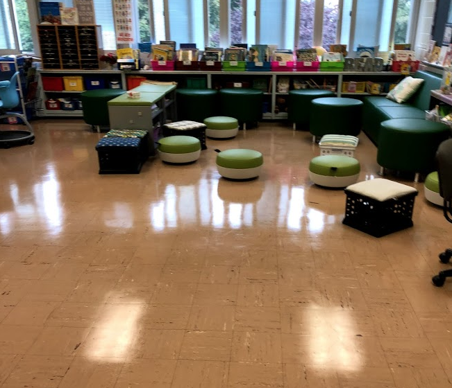 Se hizo espacio en el suelo empujando las mesas y sillas hacia atrás cuando necesitábamos sentarnos en círculo o juntos para una lección