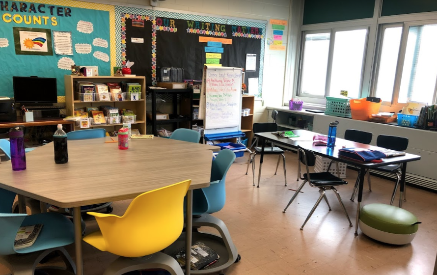Fue necesario agregar otra mesa al aula para que cada estudiante tuviera un espacio en una mesa.