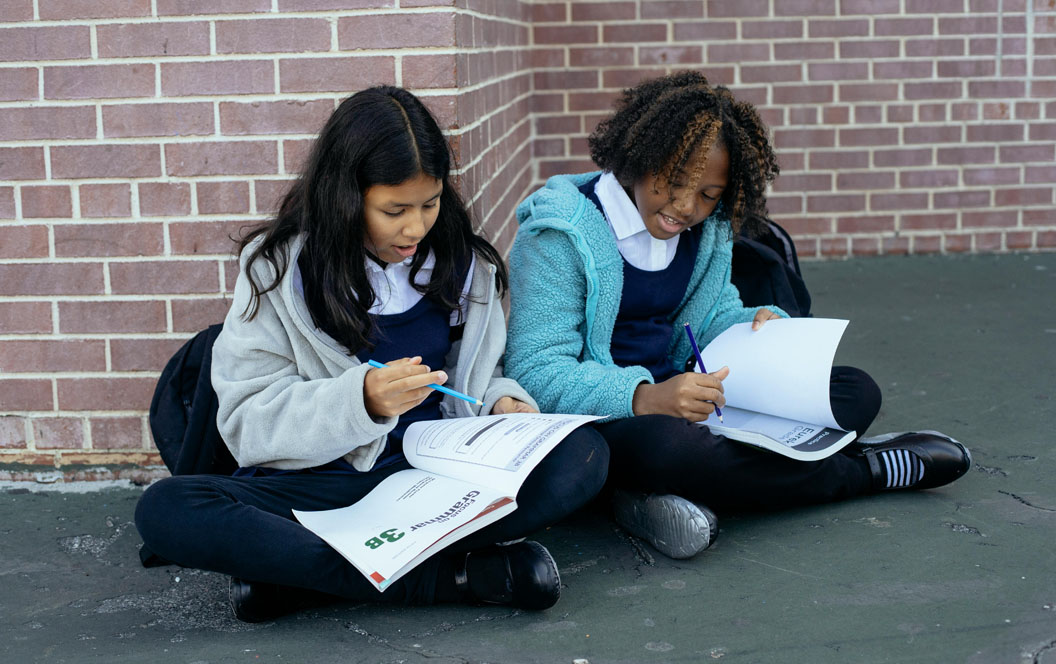 Fotografía de dos alumnas realizando tareas de clase.