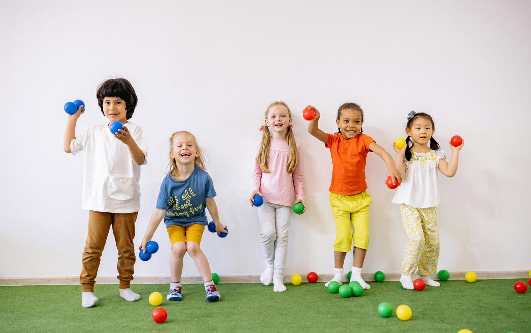 Fotografía de de niños y niñas jugando.